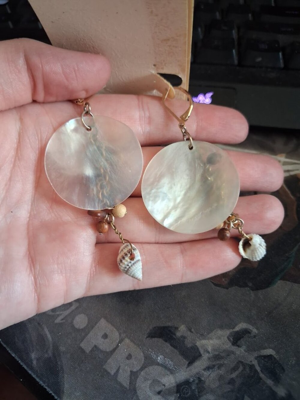 Shell dangle earrings - Picture 2 of 2